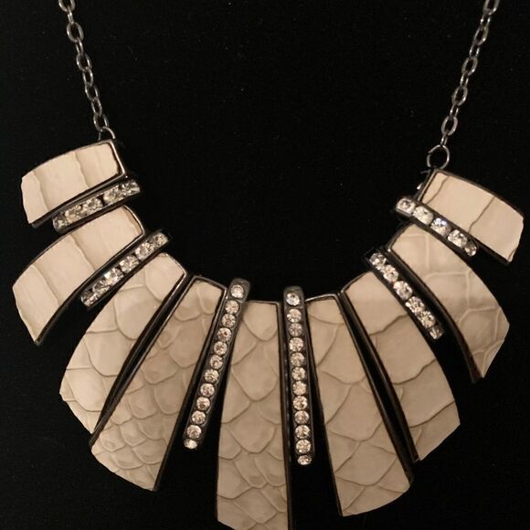 White snakeskin and imitation diamond necklace - Picture 3 of 3